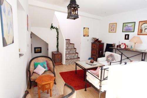 un soggiorno con divano e tavolo di BANANa HOSTEL a Tangeri