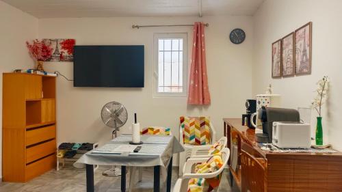 Et tv og/eller underholdning på Bienvenue à PARIS - Appartement confortable, grande terrasse privée au calme, parking gratuit