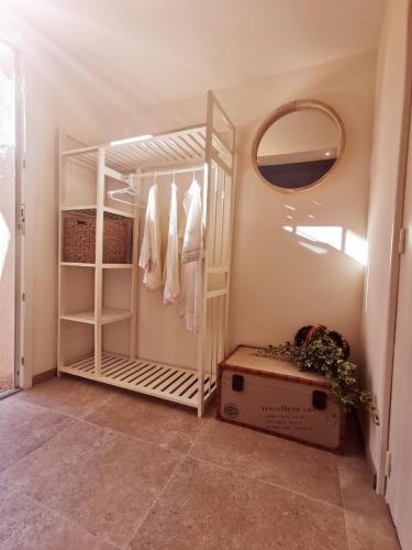 Cette chambre comprend un placard blanc et un miroir. dans l'établissement Lou Pitchoun, à Saint-Aygulf