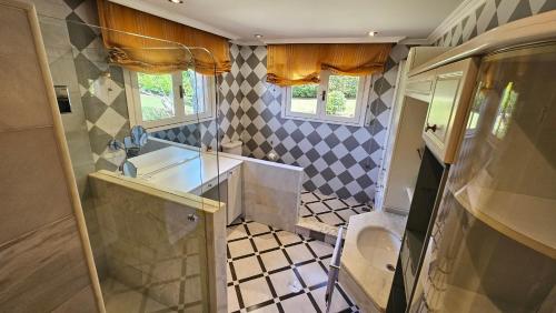 ein Badezimmer mit Dusche, Waschbecken und Toilette in der Unterkunft CASA MEXILLOEIRA in O Grove