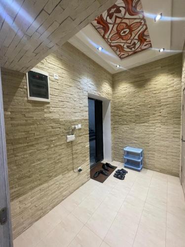 um quarto com uma parede de pedra e um tecto em Cozy apartment 3 em Samarkand