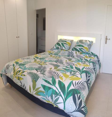 - une chambre avec un lit doté d'un couvre-lit coloré dans l'établissement 2p bas de Villa avec Jacuzzi privatif proche de Nice, à Saint-Laurent-du-Var