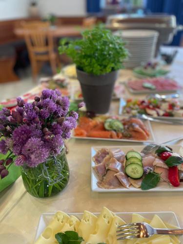ゲストハウスの敷地内または近くでの食事または食べ物