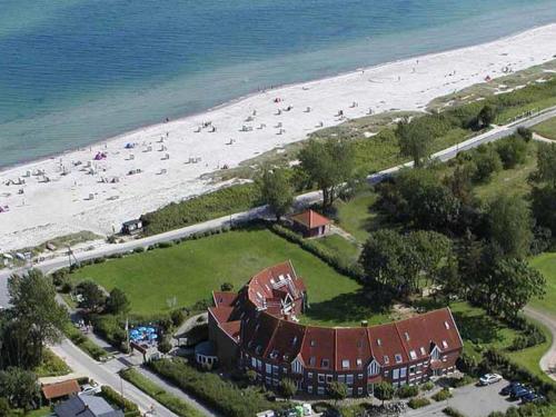 uma vista aérea de uma casa e da praia em Ferienwohnung "Ostseeperle" direkt am Ostseestrand em Kronsgaard