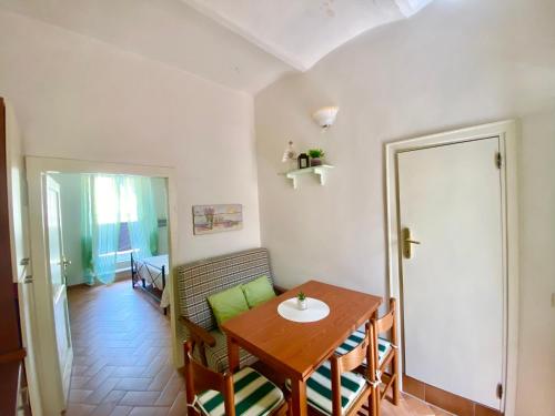 a small dining room with a table and chairs at Urban garden in Manciano