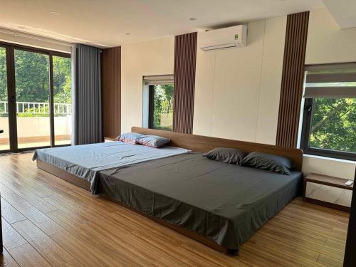 Tempat tidur dalam kamar di MrCuong's Villa, Beverly Hills Lương Sơn, Hoà Bình