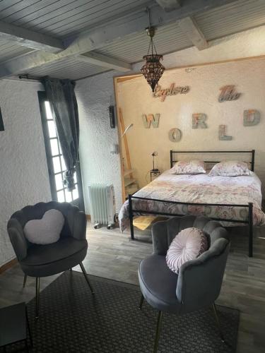 - une chambre avec un lit et deux chaises dans l'établissement STUDIO Havre de paix au pont du gard Piscine et Jacuzzi chez Valerie Payre, à Vers-Pont-du-Gard