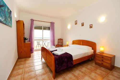 Un pat sau paturi într-o cameră la P - Meia-Praia Seaview Guesthouse