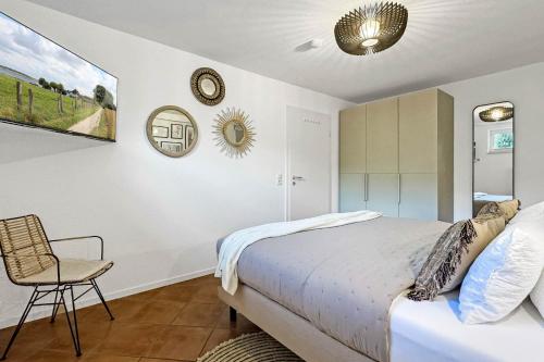 a bedroom with a bed and a chair at Ferienhaus Schleikoppel in Stexwig