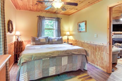 Un pat sau paturi într-o cameră la Charming Fox Den Cabin in Whittier with Hot Tub!