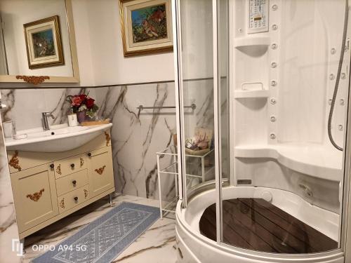Bilik mandi di Gemma Di Gallura Charme B&B