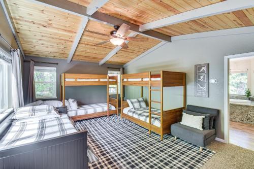 Habitación con 2 literas y techo. en The Cub House | Arnold Cabin with Hot Tub and Arcade!, en Arnold