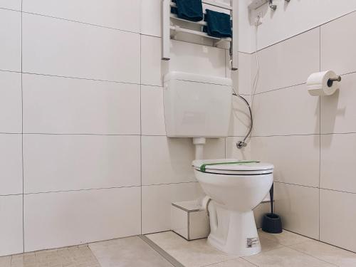 Ένα μπάνιο στο Neuwertiges Apartment mit schnellem WLAN, Glasfaser, Kostenlose Privatparkplatz auch für Transporter geeignet R23