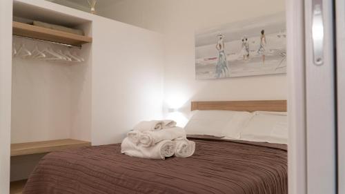 ein Schlafzimmer mit einem Bett mit Handtüchern darauf in der Unterkunft More Apartments il Ferrarese2 in Bari