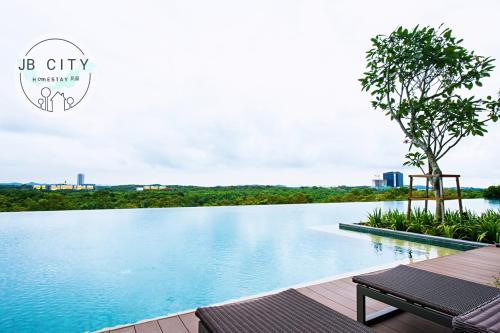 vista para a piscina de beiral infinito de um hotel de luxo em Iskandar Residence by JBcity Home em Nusajaya