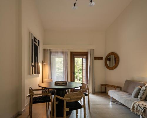 ein Wohnzimmer mit einem Tisch und einem Sofa in der Unterkunft Alma do Pico - Nature Residence in Madalena