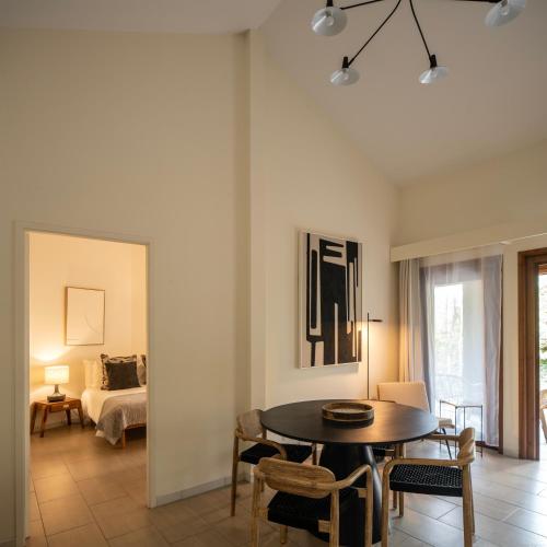 a living room with a table and a bed at Alma do Pico - Nature Residence in Madalena