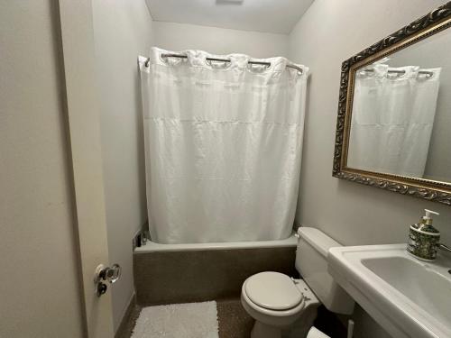 ein Badezimmer mit einem WC, einem Waschbecken und einem Spiegel in der Unterkunft The Vurpillat in Hermosa Beach