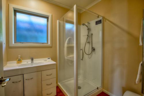 W łazience znajduje się umywalka i prysznic. w obiekcie Lake Hawea Hideaway - Lake Hawea Holiday Home w mieście Hawea