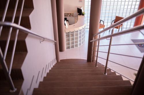 a staircase in a building with a stair case at Hotel Paradouro in Barracão