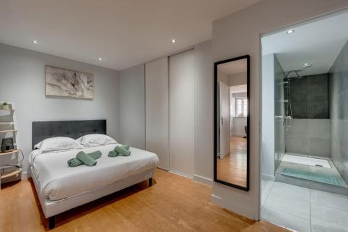 une chambre avec un lit et une douche à l'italienne dans l'établissement La Félicita - Sublime T2, à Toulouse