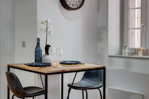 une table à manger avec deux chaises et une table avec des verres dans l'établissement La Félicita - Sublime T2, à Toulouse