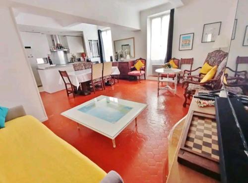 a living room with a table and a chessboard at Appartement familial - 7pers- Hyères-centre in Hyères