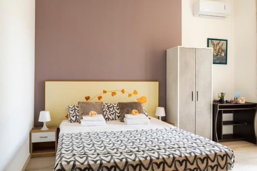 - une chambre avec un grand lit et une armoire dans l'établissement Benvenuti in puglia B&B, à Crispiano
