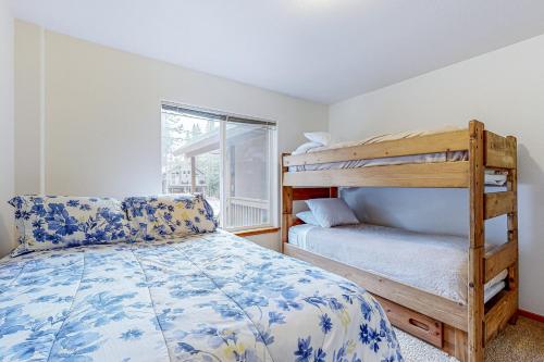 een slaapkamer met een stapelbed naast een raam bij Northwoods Escape in Truckee