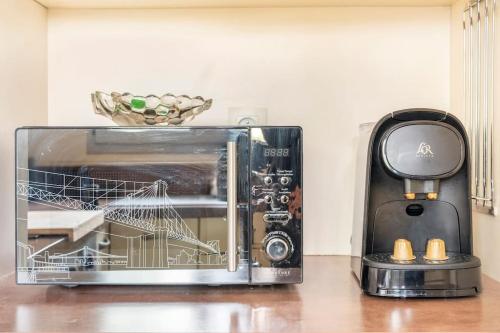 a toaster oven sitting on top of a counter at Appartement avec Jardin et Terrasse près de Paris in Mantes-la-Jolie