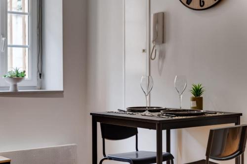 - une cuisine avec une table, 2 chaises et une cuisinière dans l'établissement Gioia - Sublime T1bis, à Toulouse