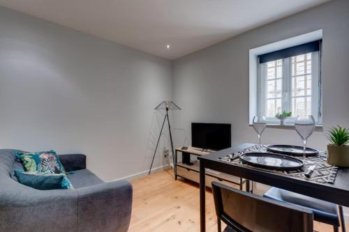 un salon avec un canapé et une table dans l'établissement Gioia - Sublime T1bis, à Toulouse