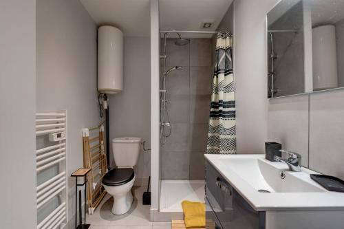 une salle de bain avec toilettes, lavabo et douche dans l'établissement Gioia - Sublime T1bis, à Toulouse