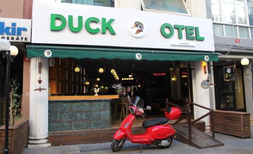 una moto roja estacionada frente a una tienda en Kadıköy Duck hotel, en Estambul