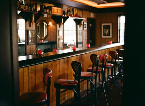 un bar con una fila de taburetes en un restaurante en The Starlight Motor Inn en Charleston