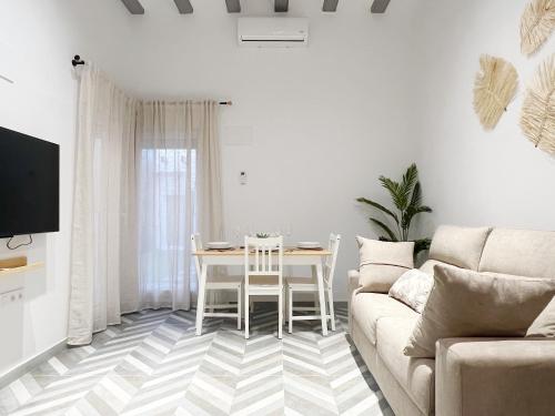 a living room with a couch and a table at Encantador apartamento vigas de madera in Valencia