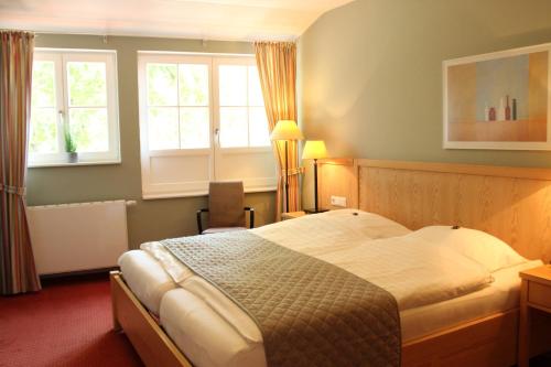 Un pat sau paturi într-o cameră la Landgasthof Wildwasser