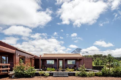 a house with a view of the mountains at Alma do Pico - Nature Residence in Madalena