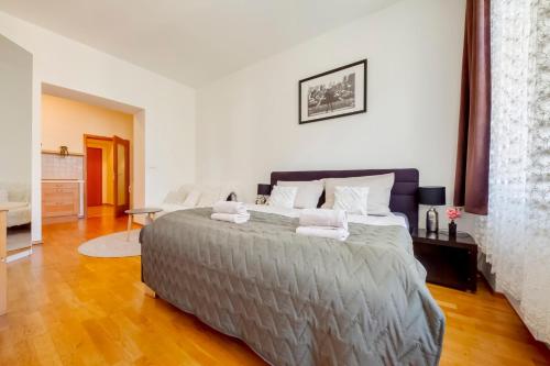 een slaapkamer met een groot bed en handdoeken bij Centrum Victoria LUX in Praag