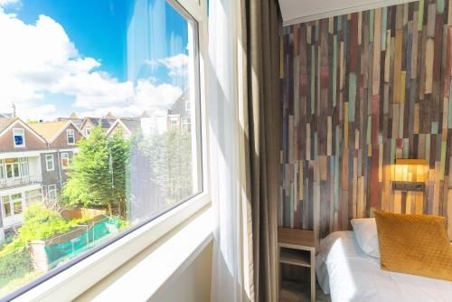 a room with a window with a view at Hotel Milano in Rotterdam