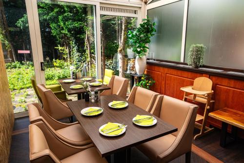 a dining room with a table and chairs at Hotel Milano in Rotterdam