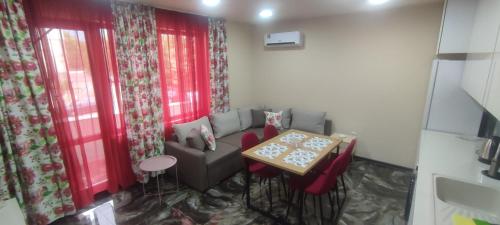 un soggiorno con divano e tavolo di Rose garden a Asenovgrad
