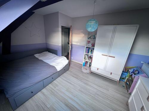 - une petite chambre avec un lit et une étagère dans l'établissement Maison familiale proche Arpajon, à Égly