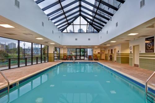 uma grande piscina com clarabóia em Hampton Inn & Suites Newark-Harrison-Riverwalk em Newark