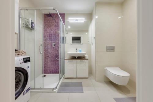 une salle de bain avec un lavabo et une machine à laver dans l'établissement Centrum Bohemia LUX, à Prague