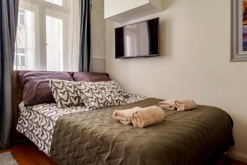 una habitación con sofá y 2 toallas en una cama en Centrum Bohemia LUX, en Praga