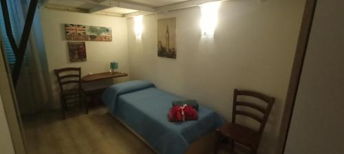 a small room with a bed and a table and chairs at casa erica in Piombino
