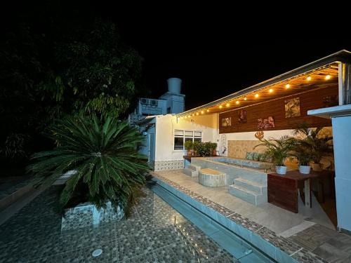 ein Haus mit Pool auf dem Dach in der Nacht in der Unterkunft Kalathea Casa in Tocaima