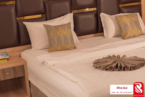 a bedroom with two beds with white sheets and pillows at سيتى للشقق المخدومة in Jeddah