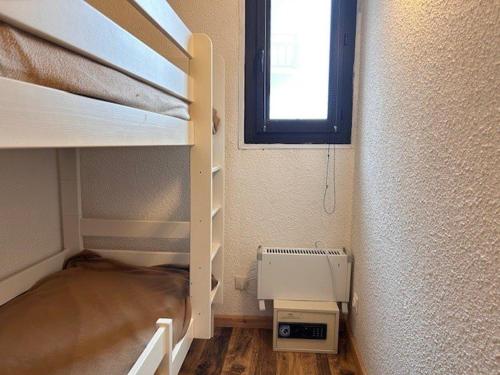 une chambre avec deux lits superposés et une fenêtre dans l'établissement Appartement moderne 3 pièces pour 6 personnes à Risoul 1850 - FR-1-330-579, à Risoul